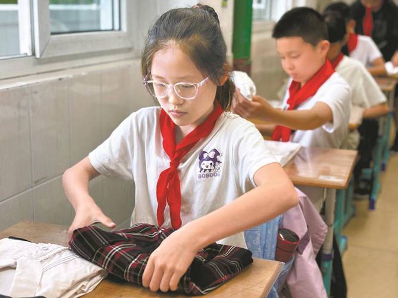 春意盎然：解读校园服背后的青春故事